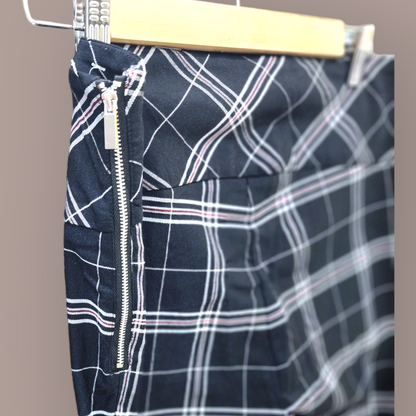 Black high-waist checks pants, detail view